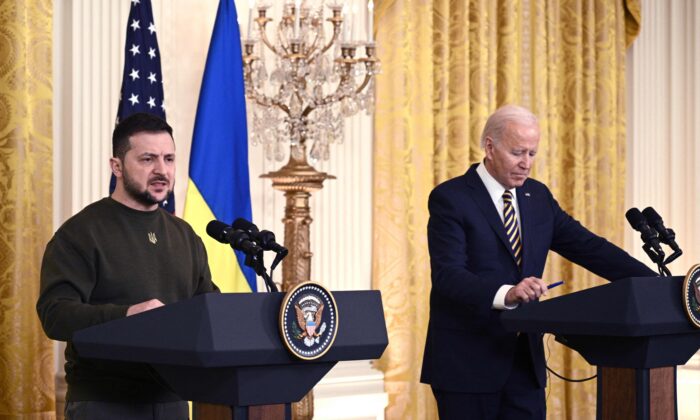 Tổng thống Ukraine Volodymyr Zelensky tổ chức một cuộc họp báo chung với Tổng thống Hoa Kỳ Joe Biden tại Phòng Đông của Tòa Bạch Ốc, ở thủ đô Hoa Thịnh Đốn hôm 21/12/2022. (Ảnh: BRENDAN SMIALOWSKI/AFP qua Getty Images)