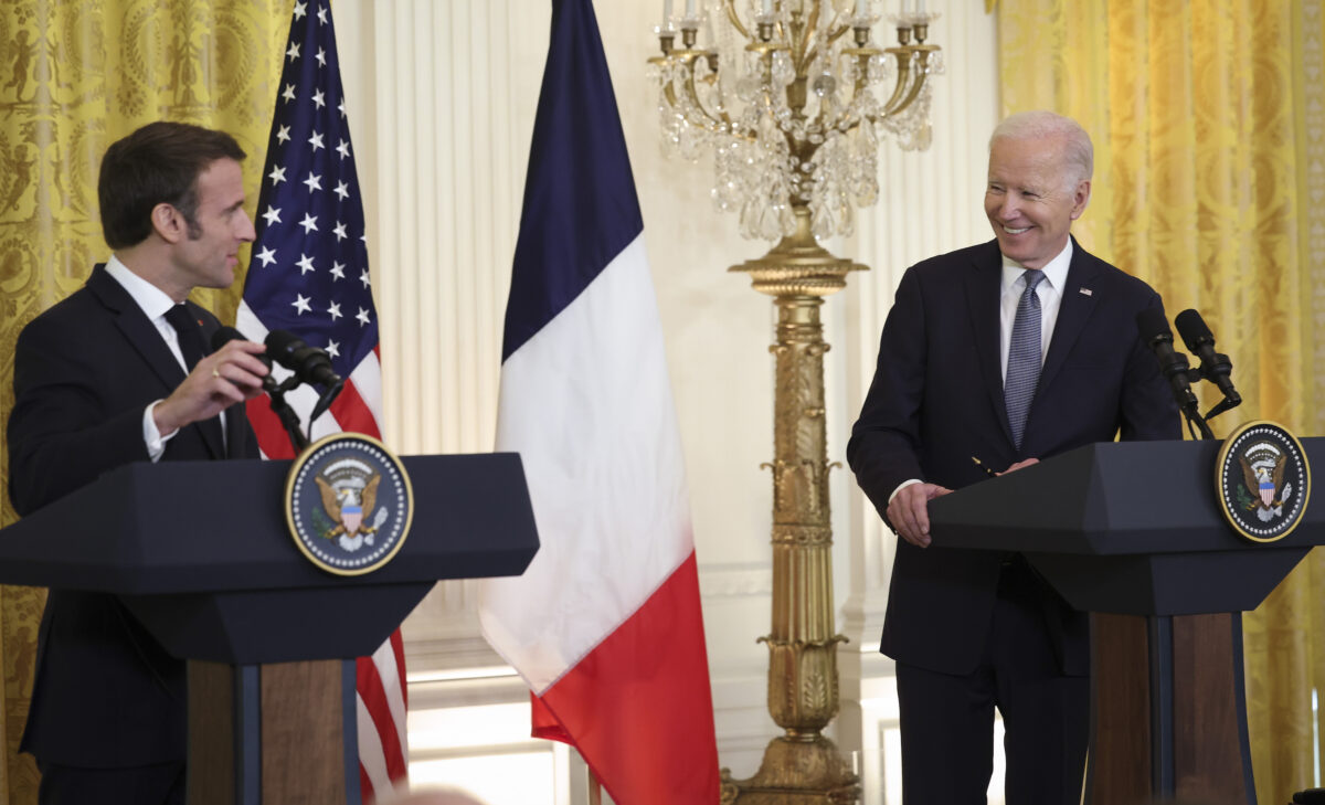Tổng thống Hoa Kỳ Joe Biden và Tổng thống Pháp Emmanuel Macron tổ chức họp báo chung tại Tòa Bạch Ốc trong chuyến thăm chính thức cấp quốc gia ở Hoa Thịnh Đốn, hôm 01/12/2022. (Ảnh: Kevin Dietsch/Getty Images)