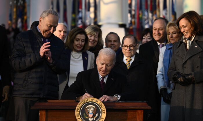 Tổng thống Joe Biden ký Đạo luật Tôn trọng Hôn nhân tại Bãi cỏ phía Nam của Tòa Bạch Ốc hôm 13/12/2022. (Ảnh: Brendan Smialowski/AFP qua Getty Images)