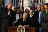 Tổng thống Joe Biden ký Đạo luật Tôn trọng Hôn nhân tại Bãi cỏ phía Nam của Tòa Bạch Ốc hôm 13/12/2022. (Ảnh: Brendan Smialowski/AFP qua Getty Images)