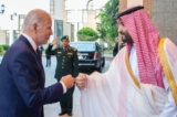 Thái tử Ả Rập Xê Út Mohammed bin Salman (phải) cụng tay chào đón Tổng thống Hoa Kỳ Joe Biden sau khi ông đến Jeddah, Ả Rập Xê Út, hôm 16/07/2022. (Ảnh: Bandar Aljaloud/Cung điện Hoàng gia Ả Rập Xê Út qua AP)