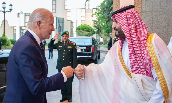 Thái tử Ả Rập Xê Út Mohammed bin Salman (phải) cụng tay chào đón Tổng thống Hoa Kỳ Joe Biden sau khi ông đến Jeddah, Ả Rập Xê Út, hôm 16/07/2022. (Ảnh: Bandar Aljaloud/Cung điện Hoàng gia Ả Rập Xê Út qua AP)