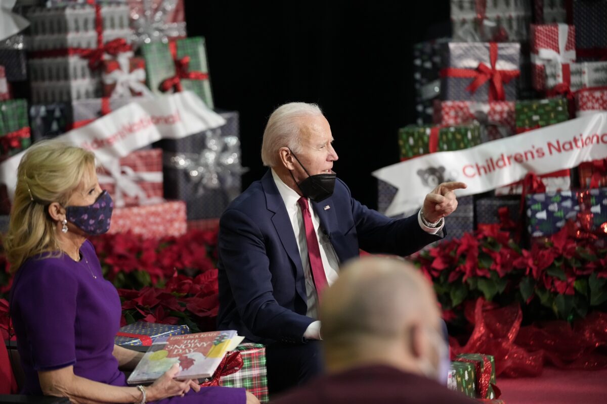 Tổng thống Joe Biden trình bày sau khi Đệ nhất phu nhân Jill Biden đọc quyển sách có nhan đề “Một Ngày Đầy Tuyết” (The Snowy Day) của tác giả Ezra Jack Keats tại Bệnh viện Nhi đồng Quốc gia ở Hoa Thịnh Đốn, hôm 23/12/2022. (Ảnh: Andrew Harnik/AP)