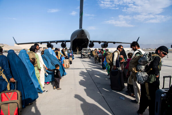 Các hành khách lên phi cơ C-17 của Lực lượng Không quân Hoa Kỳ tại Phi trường Quốc tế Hamid Karzai ở Kabul, Afghanistan, vào ngày 24/08/2021. (Ảnh: Thượng sĩ Donald R. Allen/Lực lượng Không quân Âu Châu-Phi Châu của Hoa Kỳ qua Getty Images)