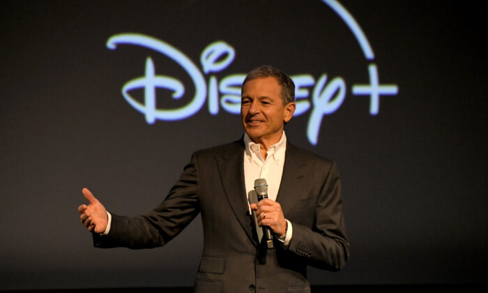 Chủ tịch điều hành Disney Bob Iger tham dự buổi bình duyệt 100 phút độc quyền của ông Peter Jackson có nhan đề “The Beatles: Get Back” tại Nhà hát El Capitan ở Hollywood, California, vào ngày 18/11/2021. (Ảnh: Charley Gallay/Getty Images cung cấp cho Disney)