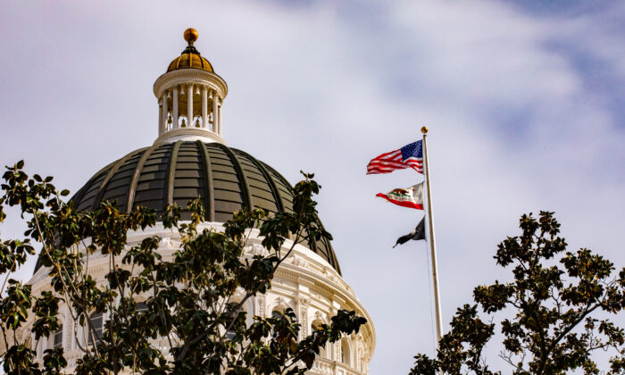 Tòa nhà lập pháp tiểu bang California ở Sacramento, California, hôm 18/04/2022. (Ảnh: John Fredricks/The Epoch Times)