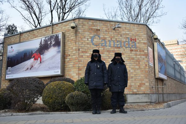 Cảnh sát Trung Quốc đứng gác bên ngoài Đại sứ quán Canada ở Bắc Kinh hôm 10/12/2018. (Ảnh: Greg Baker/AFP/Getty Images)