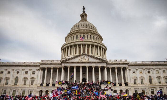 Một đám đông người biểu tình đứng ở các bậc thang phía Đông của Điện Capitol sau khi xâm nhập khu vực này ở Hoa Thịnh Đốn, vào ngày 06/01/2021. (Ảnh: Jon Cherry/Getty Images)