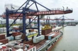 Hoạt động cẩu container tại Cảng mới Hoài An ở Hoài An, tỉnh Giang Tô, Trung Quốc, hôm 21/07/2022. (Ảnh: CFOTO/Future Publishing qua Getty Images)