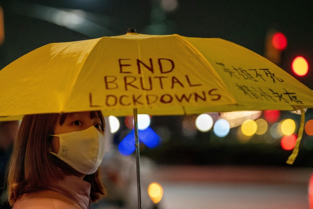 Một người cầm một chiếc dù với khẩu hiệu tham gia các cuộc biểu tình chống Trung Cộng, trong bối cảnh chính sách “không COVID” của Trung Quốc, gần Lãnh sự quán Trung Quốc ở New York hôm 29/11/2022. (Ảnh: David ‘Dee’ Delgado/Reuters)