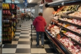 Những người mua sắm thực phẩm ngày lễ tại Jeff’s Marketplace ở thành phố Lexington, Michigan, hôm 14/12/2022. (Ảnh: Steven Kovac/The Epoch Times)