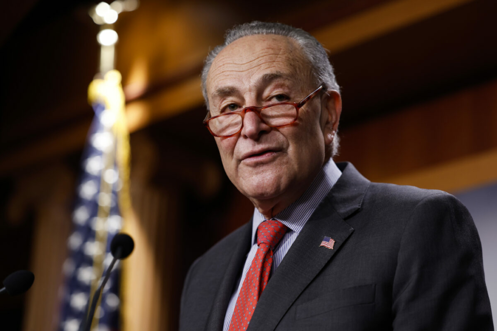 Lãnh đạo Đa số Thượng viện Chuck Schumer (Dân Chủ-New York) nói trong cuộc họp báo về việc Đảng Dân Chủ tại Thượng viện mở rộng khối đa số cho Quốc hội Khóa 118 tiếp theo tại Tòa nhà Quốc hội Hoa Kỳ ở Hoa Thịnh Đốn hôm 07/12/2022. (Ảnh: Anna Moneymaker/Getty Images)