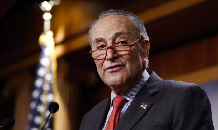 Lãnh đạo Đa số Thượng viện Chuck Schumer (Dân Chủ-New York) nói trong một cuộc họp báo về việc Đảng Dân Chủ Thượng viện mở rộng đa số vào Quốc hội khóa 118 tiếp theo tại Tòa nhà Quốc hội Hoa Kỳ ở Hoa Thịnh Đốn, hôm 07/12/2022. (Ảnh: Anna Moneymaker/Getty Images)