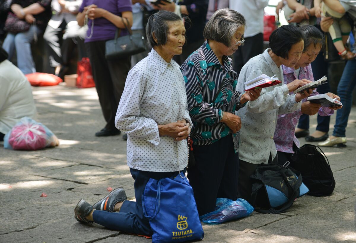 Tín đồ Công Giáo cầu nguyện tại nhà thờ Công Giáo Thánh Mẫu Xà Sơn ở Thượng Hải, Trung Quốc, ngày 24/05/2013. (Ảnh: Peter Parks/AFP qua Getty Images)