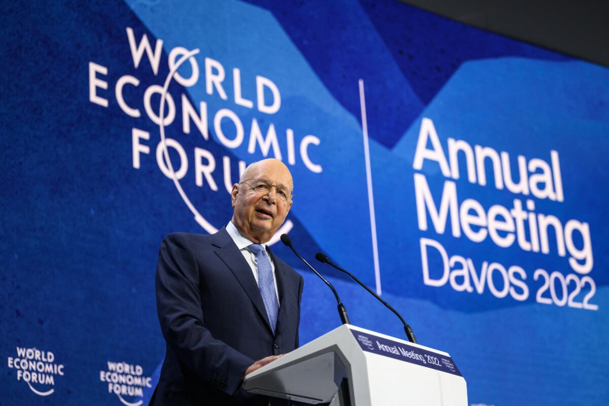 Nhà sáng lập kiêm Chủ tịch điều hành Diễn đàn Kinh tế Thế giới Klaus Schwab diễn thuyết tại trung tâm Hội nghị trong cuộc họp thường niên của Diễn đàn Kinh tế Thế giới (WEF) ở Davos hôm 23/05/2022. (Ảnh: Fabrice Coffrini/AFP qua Getty Images)