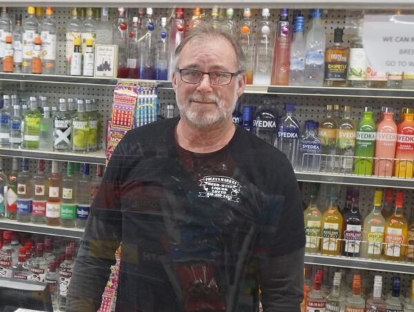 Nhân viên cửa hàng Kurt van Conant tại Foley’s Market ở thành phố Lexington, tiểu bang Michigan, hôm 14/12/2022. (Ảnh: Steven Kovac/The Epoch Times)