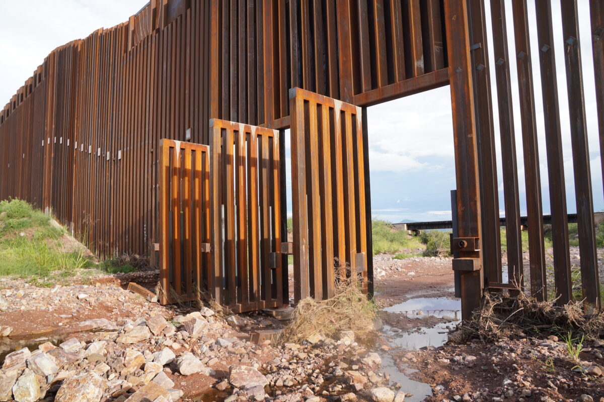 Các cửa xả lũ mở tạo lối đi dễ dàng cho những người nhập cư bất hợp pháp từ Mexico vào Hoa Kỳ dọc theo hàng rào bức tường biên giới phía nam ở Douglas, Arizona, hôm 24/08. (Ảnh: Allan Stein/The Epoch Times)