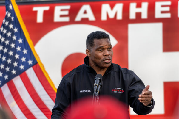 Ông Herschel Walker vận động tranh cử ở Loganville, Georgia, hôm 04/12/2022, hai ngày trước cuộc bầu cử vòng bổ sung vào Thượng viện. (Ảnh: Phil Mistry/Phil Photo)