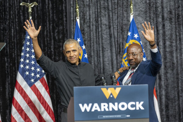 Cựu Tổng thống Barack Obama (trái) vận động tranh cử với Thượng nghị sĩ Raphael Warnock (Dân Chủ-Georgia) tại Pullman Yards ở Atlanta, Georgia, hôm 01/12/2022. (Ảnh: Phil Mistry/Phil Photo)