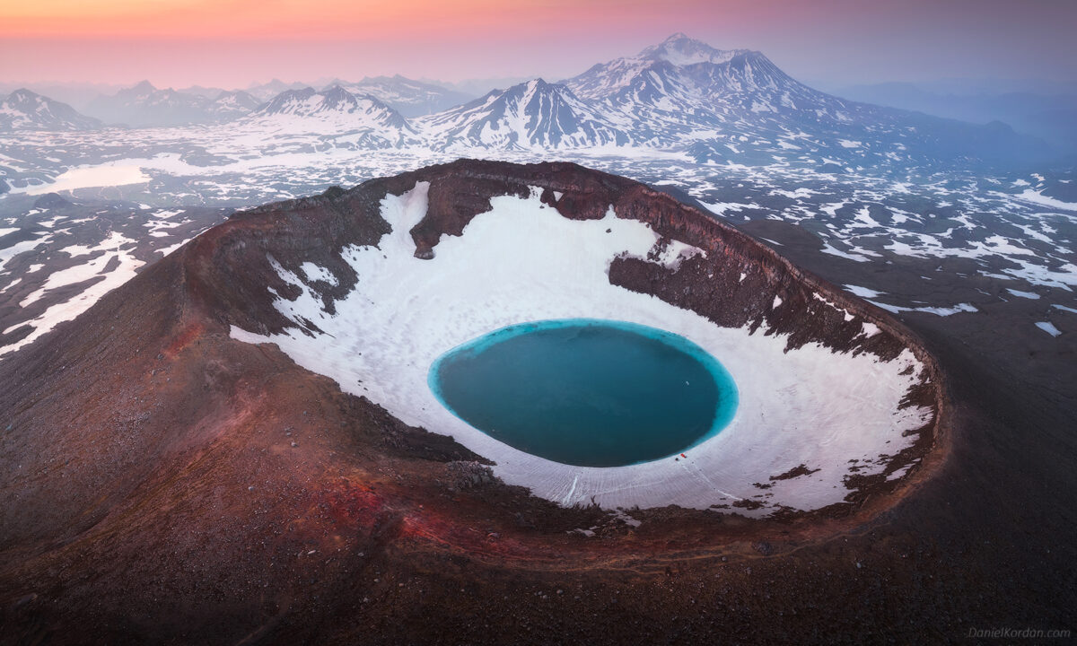 Chùm ảnh về: ‘Lửa và băng,’ những ngọn núi lửa và động băng đẹp lung linh ở Kamchatka, vùng Viễn Đông nước Nga