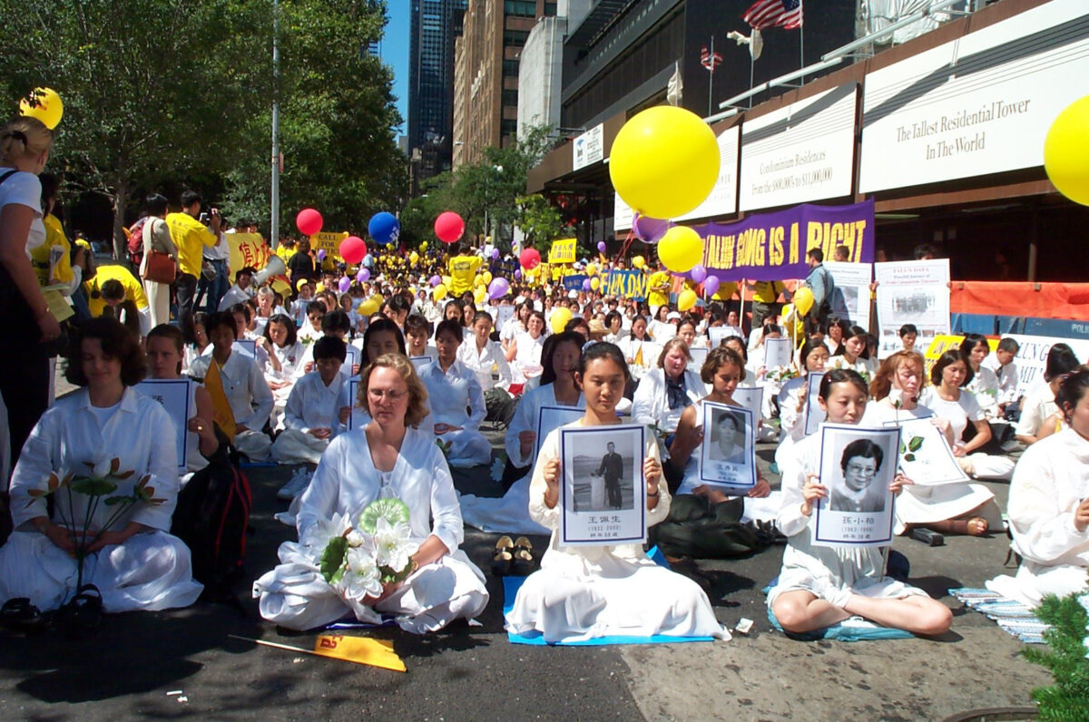 Các học viên Pháp Luân Công tại một cuộc tập hợp nhằm phản đối cuộc bức hại đức tin của họ ở Trung Quốc do lãnh đạo Trung Quốc đương thời Giang Trạch Dân phát động, tại Trụ sở Liên Hiệp Quốc ở New York vào ngày 08/09/2000. (Ảnh: Đăng dưới sự cho phép của ông Levi Browde)