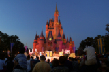 Trong bức ảnh tư liệu này, khán giả đang xem một buổi biểu diễn trên sân khấu phía trước lâu đài của Cô bé Lọ Lem tại Vương quốc Phép thuật của Walt Disney World ở Orlando, Florida. (Ảnh: Joe Raedle/Getty Images)