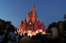 Trong bức ảnh tư liệu này, khán giả đang xem một buổi biểu diễn trên sân khấu phía trước lâu đài của Cô bé Lọ Lem tại Vương quốc Phép thuật của Walt Disney World ở Orlando, Florida. (Ảnh: Joe Raedle/Getty Images)