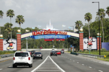 Quang cảnh lối vào công viên giải trí Walt Disney World ở Lake Buena Vista, Florida, vào ngày 11/07/2020. (Ảnh: Octavio Jones/Getty Images)
