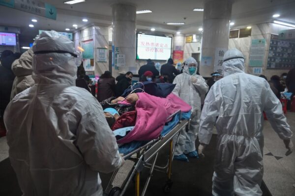 Nhân viên y tế mặc quần áo bảo hộ để chống lây nhiễm từ bệnh nhân COVID-19 tại Bệnh viện Chữ thập đỏ Vũ Hán ở Vũ Hán, Trung Quốc, vào ngày 25/01/2020. (Ảnh: Hector Retamal/AFP qua Getty Images)