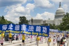 Những người biểu tình Pháp Luân Công diễn hành trên Capitol Hill ở Hoa Thịnh Đốn vào ngày 17/07/2014, như một phần của các sự kiện do Hiệp hội Pháp Luân Đại Pháp bảo trợ nhằm chấm dứt cuộc bức hại của chính quyền Trung Quốc đối với các học viên Pháp Luân Công. (Ảnh: Jim Watson/AFP qua Getty Images)