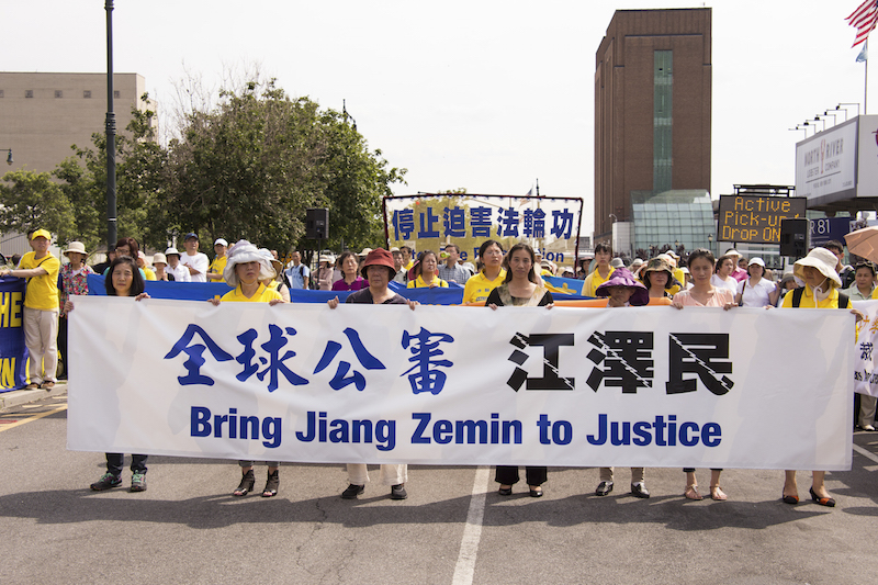 Các học viên Pháp Luân Công tại một cuộc tập hợp trước Đại sứ quán Trung Quốc ở thành phố New York vào ngày 03/07/2015 để ủng hộ nỗ lực toàn cầu kiện Giang Trạch Dân. (Ảnh: Larry Dye/Epoch Times)