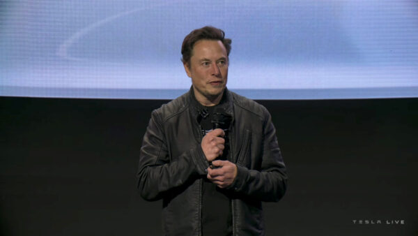 Giám đốc điều hành Tesla Elon Musk trình bày trong buổi ra mắt được phát trực tiếp về xe tải điện Tesla Semi ở Nevada hôm 01/12/2022. (Ảnh: Tesla/Tư liệu phát qua Reuters)