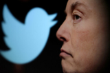 Logo của Twitter và ảnh của ông Elong Musk được hiển thị qua kính lúp trong hình minh họa này được chụp hôm 27/10/2022. (Ảnh: Dado Ruvic/Reuters)