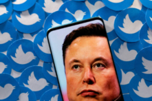 Hình ông Elon Musk trên chiếc điện thoại thông minh được đặt trên logo Twitter hôm 28/04/2022. (Ảnh: Dado Ruvic/Illustration/Reuters)
