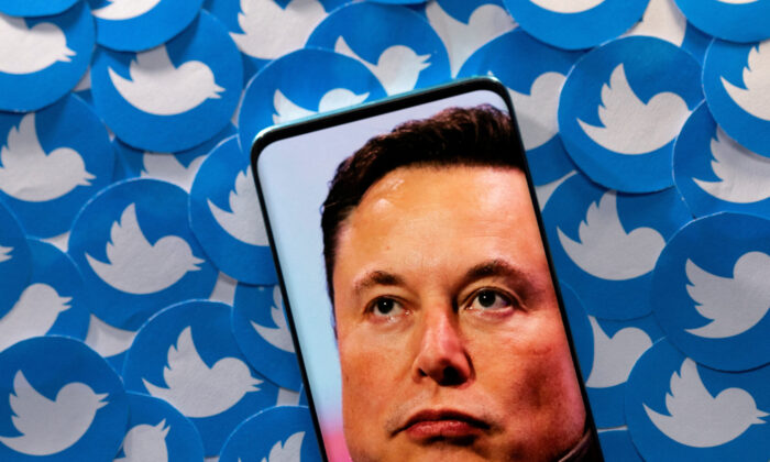 Hình ông Elon Musk trên chiếc điện thoại thông minh được đặt trên logo Twitter hôm 28/04/2022. (Ảnh: Dado Ruvic/Illustration/Reuters)