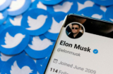 Hồ sơ Twitter của ông Elon Musk trên điện thoại thông minh được đặt trên các logo in của Twitter hôm 28/04/2022. (Ảnh: Dado Ruvic/Illustration/Reuters)