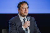 Giám đốc điều hành Tesla, ông Elon Musk, nhìn lên khi nói trước các vị khách tại cuộc họp Offshore Northern Seas 2022 (ONS) ở Stavanger, Na Uy, hôm 29/08/2022. (Ảnh: Carina Johansen/NTB/AFP qua Getty Images)