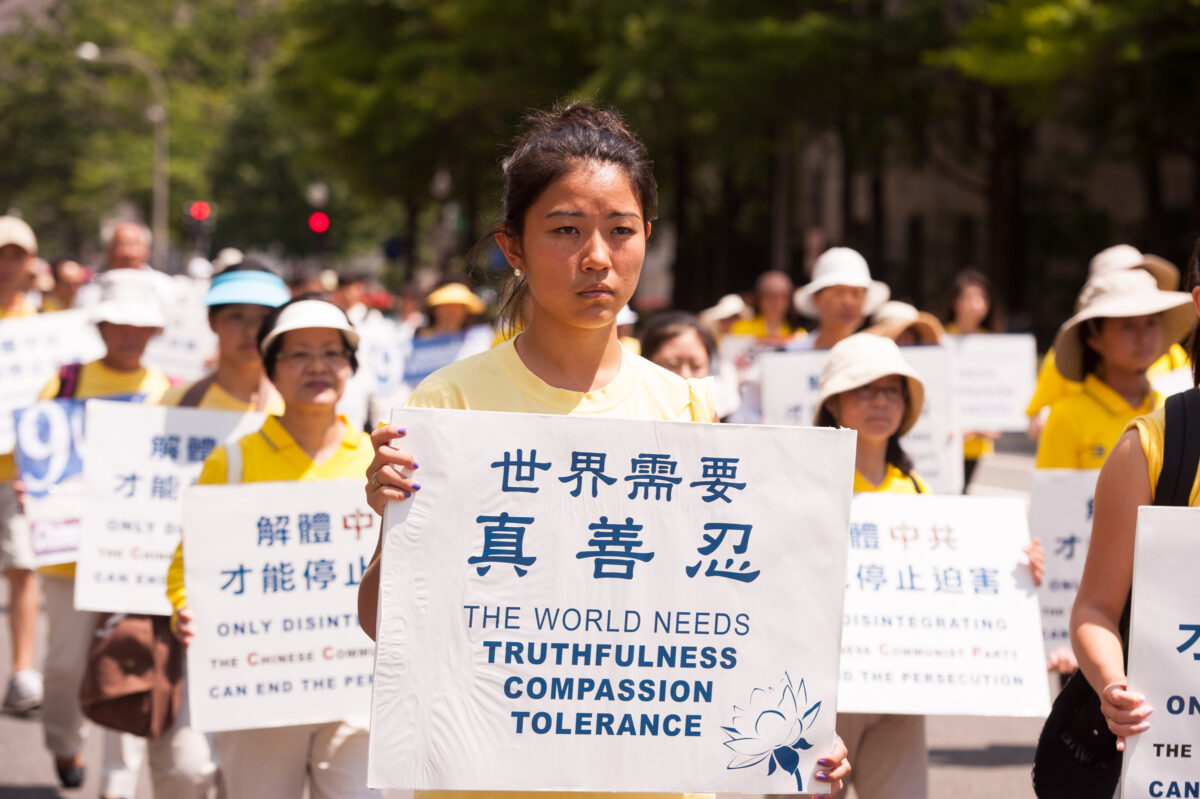 Các học viên Pháp Luân Công diễn hành kêu gọi chấm dứt cuộc bức hại ở Trung Quốc tại Hoa Thịnh Đốn vào ngày 17/07/2014. (Ảnh: Larry Dye/The Epoch Times)
