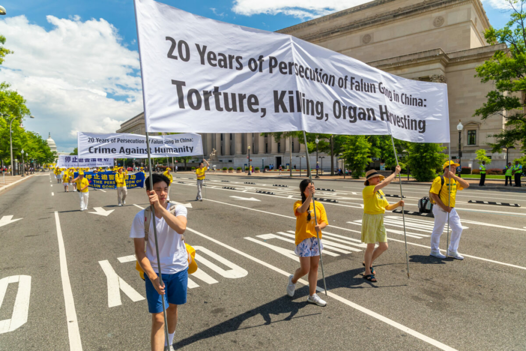 Các học viên Pháp Luân Công tham gia lễ diễn hành kỷ niệm 20 năm cuộc đàn áp Pháp Luân Công ở Trung Quốc, tại Hoa Thịnh Đốn vào ngày 18/07/2019. (Ảnh: Mark Zou/The Epoch Times)