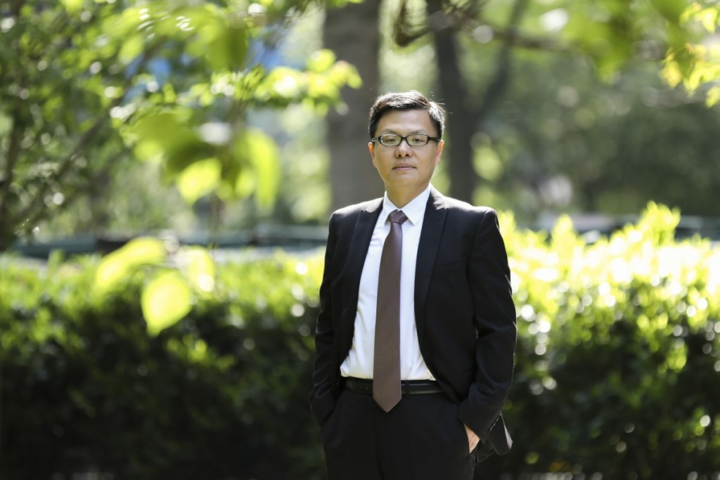 Ông Hùng Văn Kỳ (Jason Xiong), một học viên Pháp Luân Công bị tra tấn vì đức tin của mình ở Trung Quốc, đứng chụp hình ở Manhattan, thành phố New York, hôm 16/05/2019. (Ảnh: Samira Bouaou/The Epoch Times)
