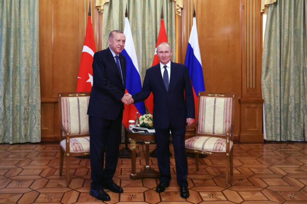 Tổng thống Nga Vladimir Putin (phải) bắt tay với Tổng thống Thổ Nhĩ Kỳ Recep Tayyip Erdogan (trái) trong một cuộc gặp ở Sochi, hôm 05/08/2022. (Ảnh: Vyacheslav Prokofyev/AFP qua Getty Images)