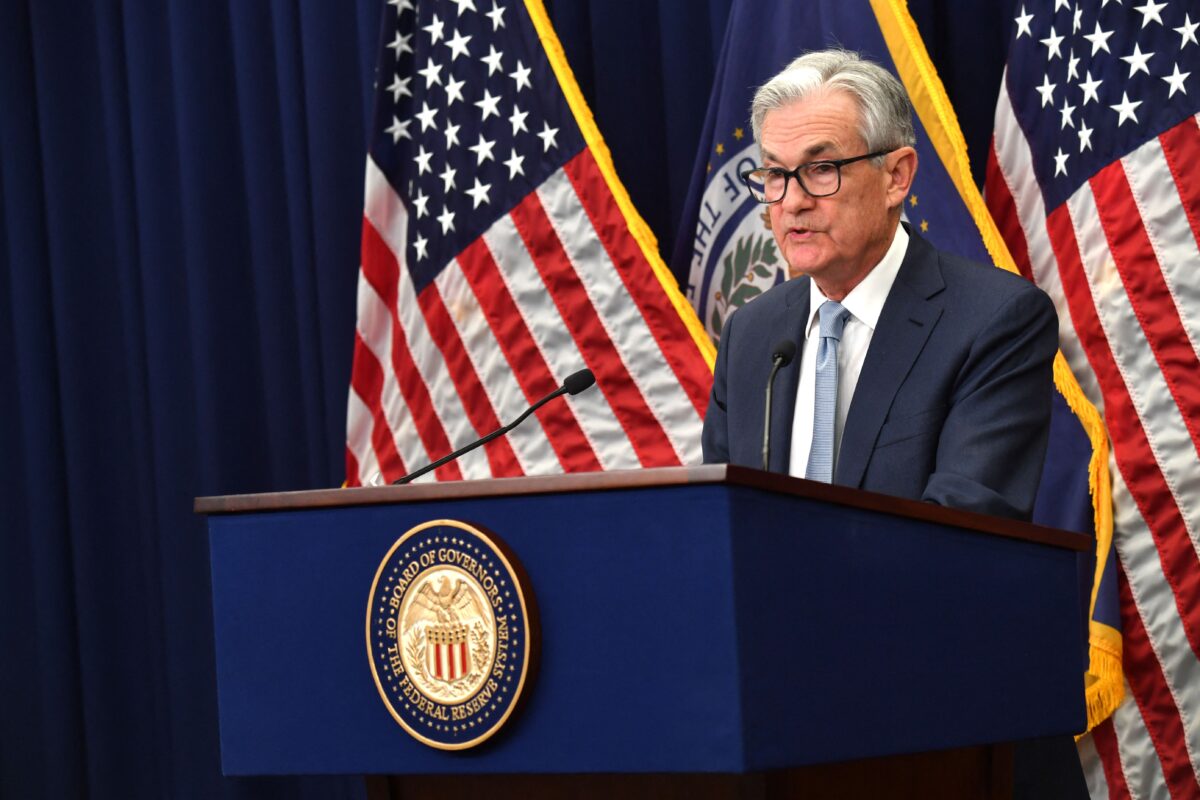 Chủ tịch Hội đồng Dự trữ Liên bang Jerome Powell nói tại một cuộc họp báo sau cuộc họp của Ủy ban Thị trường Mở Liên bang tại Tòa nhà Hội đồng Dự trữ Liên bang ở Hoa Thịnh Đốn, hôm 14/12/2022. (Ảnh: Nicholas Kamm/AFP qua Getty Images)