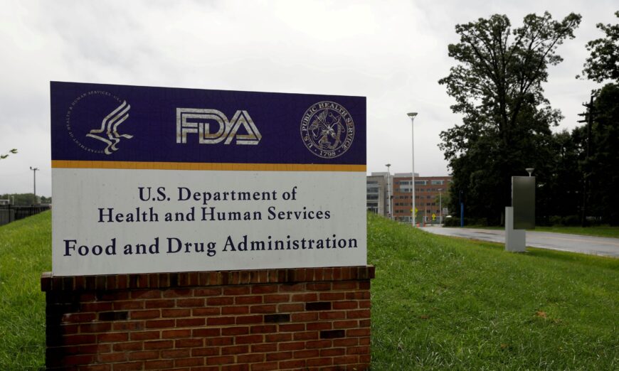FDA lần đầu tiên chấp thuận liệu pháp cấy ghép phân
