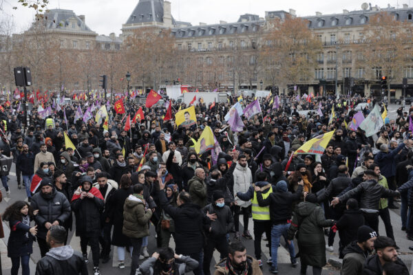 Các nhà hoạt động người Kurd và các nhóm chống kỳ thị chủng tộc tổ chức một cuộc biểu tình phản đối vụ xả súng mới đây tại trung tâm văn hóa của người Kurd. Những người này cầm cờ của Đảng Công nhân Kurd, PKK, ở Paris, hôm 24/12/2022. (Ảnh: AP Photo/Lewis Joly)
