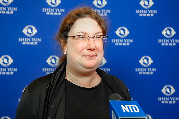 Bà Maureen Viktoria Fritsch rất hào hứng với Shen Yun ở Berlin. (Ảnh: Đài truyền hình Tân Đường Nhân)