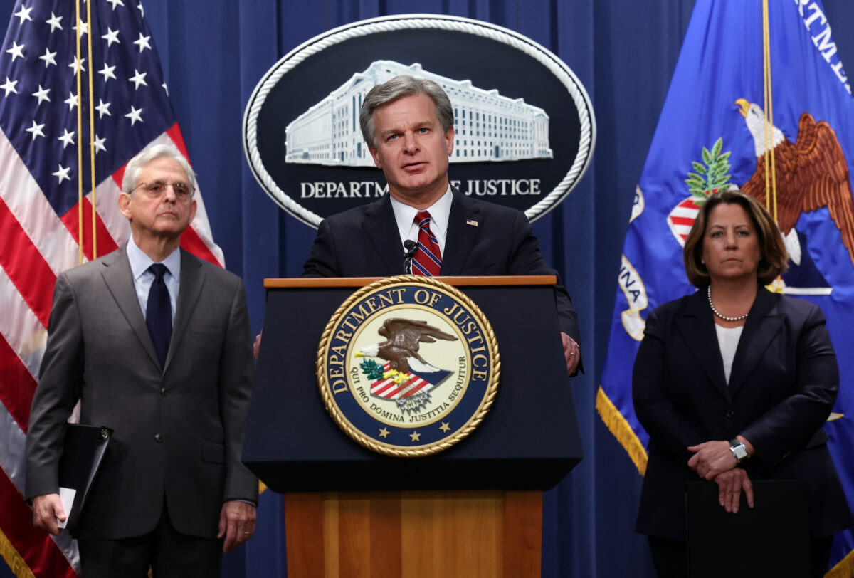 Giám đốc FBI Christopher Wray (Giữa), Tổng Chưởng lý Merrick Garland, và Phó Tổng Chưởng lý Lisa Monaco tổ chức một cuộc họp báo tại Bộ Tư pháp ở Hoa Thịnh Đốn hôm 24/10/2022. (Ảnh: Kevin Dietsch/Getty Images)