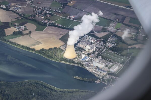 Hơi nước phun ra từ tháp giải nhiệt của nhà máy điện hạt nhân Isar 2 ở Essenbach, Đức, hôm 13/09/2022. (Ảnh: Jan Woitas/dpa/AP)