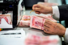 Một nhân viên ngân hàng đếm các tờ 100 nhân dân tệ tại một ngân hàng ở Thượng Hải hôm 08/08/2018. (Ảnh: Johannes Eisele/AFP qua Getty Images)