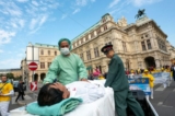 Các học viên Pháp Luân Công ở Vienna, Áo, tái hiện cảnh thu hoạch nội tạng của các học viên ở Trung Quốc vào ngày 01/10/2018. (Ảnh: Joe Klamar/AFP qua Getty Images)