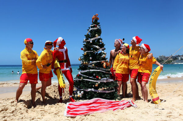 Nhân viên cứu hộ từ Bắc Bondi đang tập trung vào một cây Giáng Sinh khổng lồ mà những người này đã dựng lên tại Bãi biển Bondi ở Sydney, Úc, vào ngày 25/12/2010. (Ảnh: Don Arnold/Getty Images)